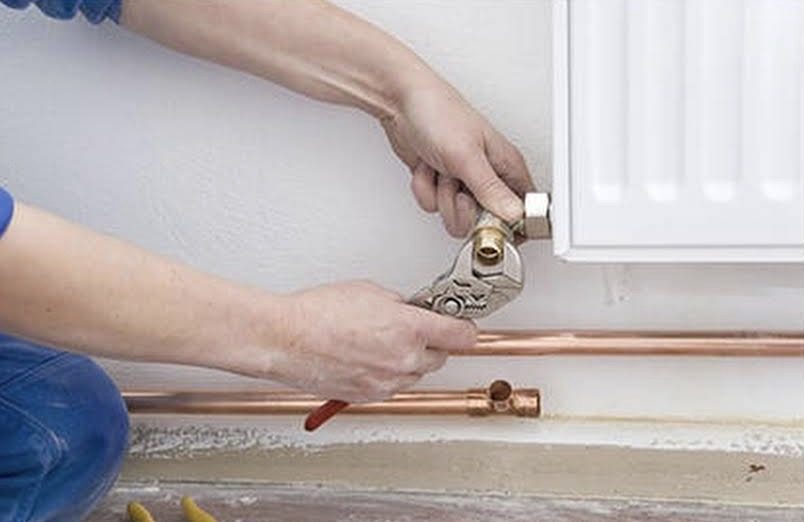 Reparación de regadera y mezcladora en baño